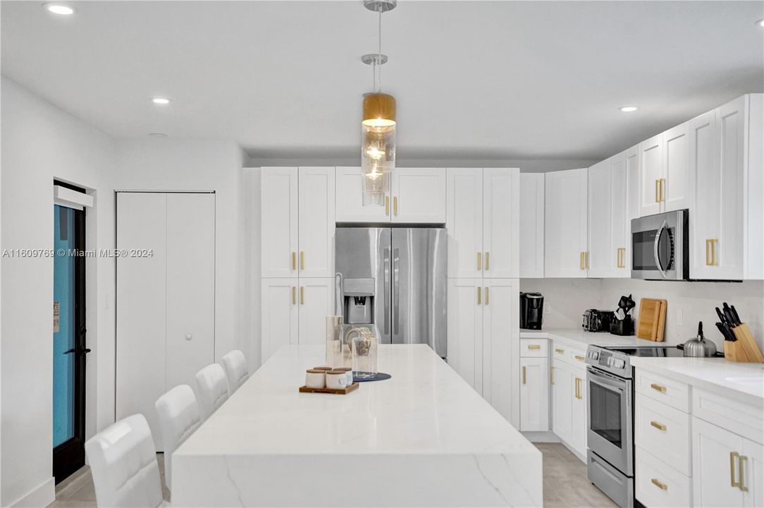 For Sale: $525,000 (2 beds, 1 baths, 926 Square Feet)