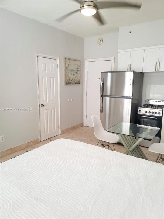 For Rent: $1,800 (0 beds, 1 baths, 240 Square Feet)