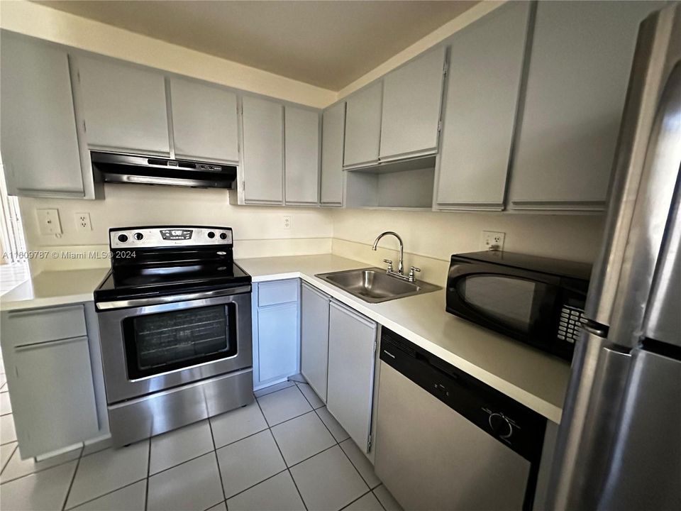 Active With Contract: $2,000 (2 beds, 2 baths, 830 Square Feet)