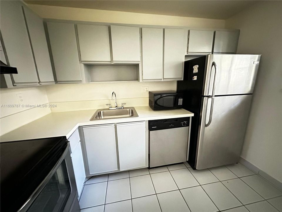 Recently Rented: $2,000 (2 beds, 2 baths, 830 Square Feet)