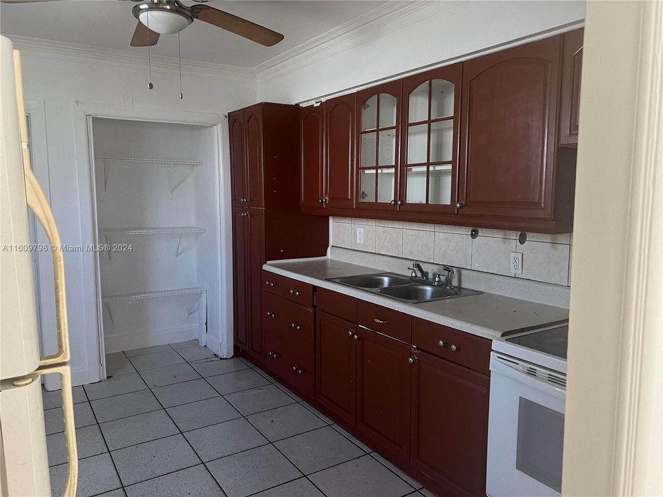 For Rent: $2,350 (2 beds, 1 baths, 985 Square Feet)