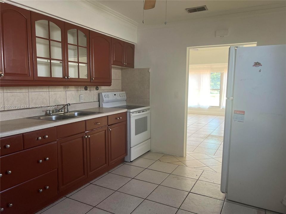 For Rent: $2,350 (2 beds, 1 baths, 985 Square Feet)