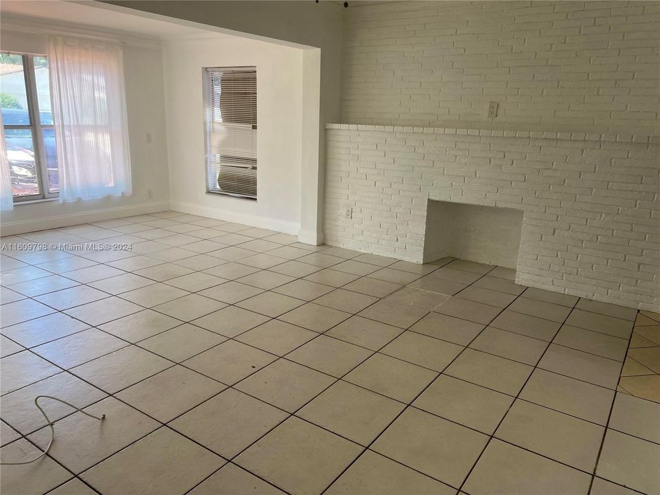 For Rent: $2,350 (2 beds, 1 baths, 985 Square Feet)