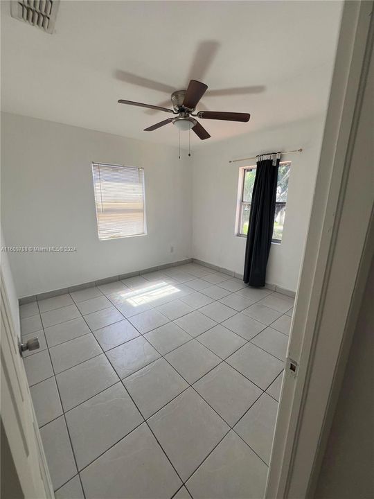 For Rent: $2,350 (2 beds, 1 baths, 985 Square Feet)