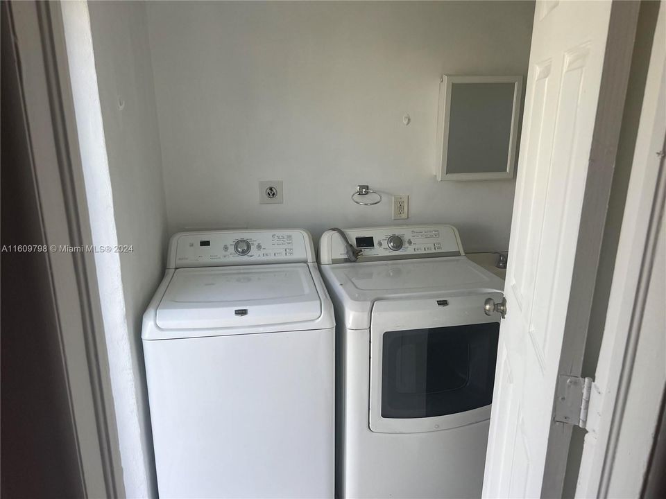 For Rent: $2,350 (2 beds, 1 baths, 985 Square Feet)