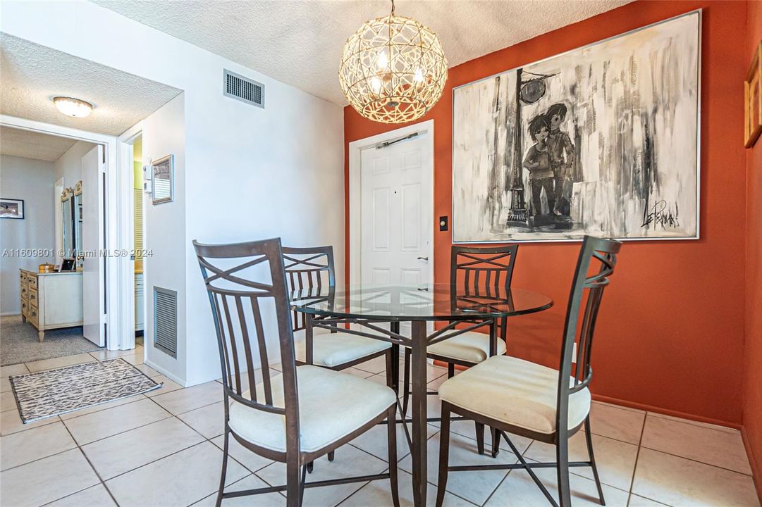 Active With Contract: $2,500 (1 beds, 1 baths, 760 Square Feet)