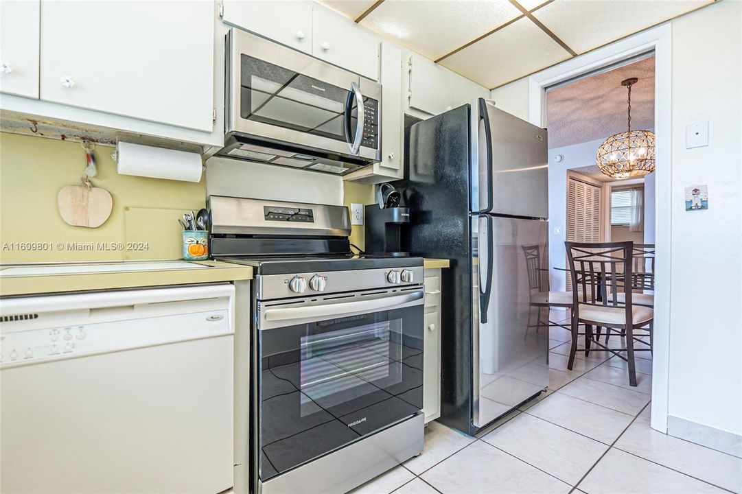 Active With Contract: $2,500 (1 beds, 1 baths, 760 Square Feet)