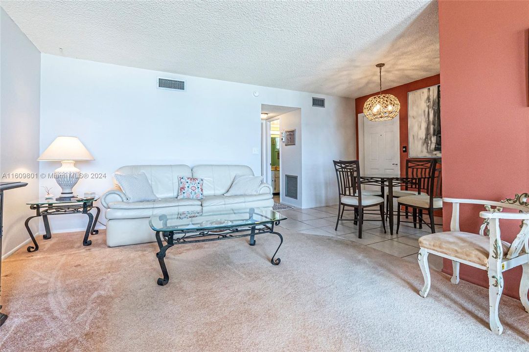 Active With Contract: $2,500 (1 beds, 1 baths, 760 Square Feet)