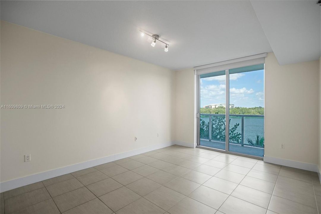 For Sale: $315,000 (2 beds, 2 baths, 954 Square Feet)