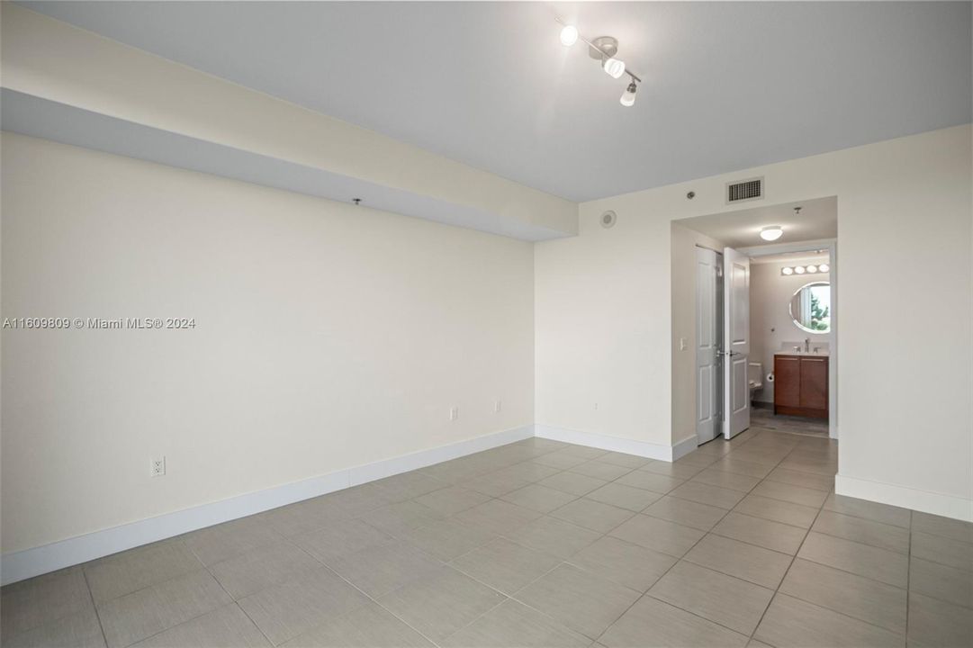 For Sale: $315,000 (2 beds, 2 baths, 954 Square Feet)