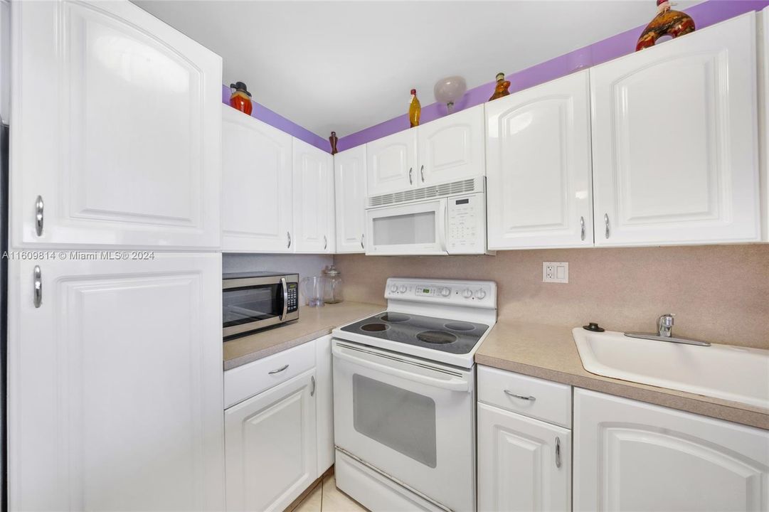 For Rent: $2,650 (1 beds, 1 baths, 736 Square Feet)