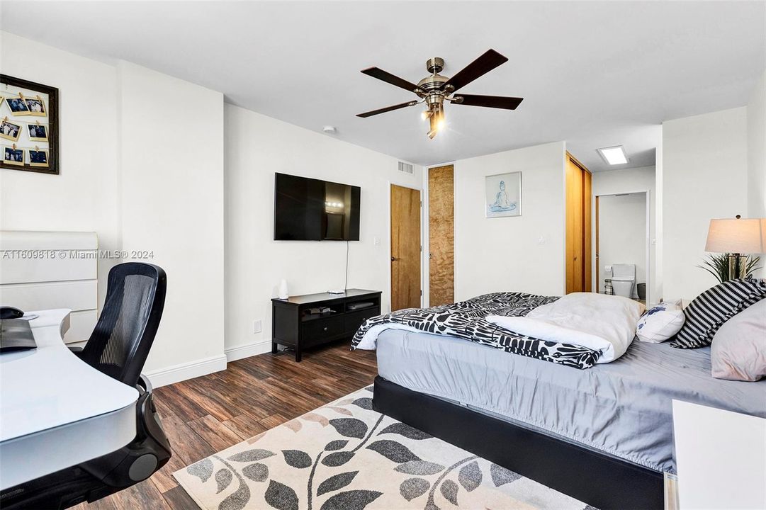 For Sale: $275,000 (2 beds, 2 baths, 1132 Square Feet)