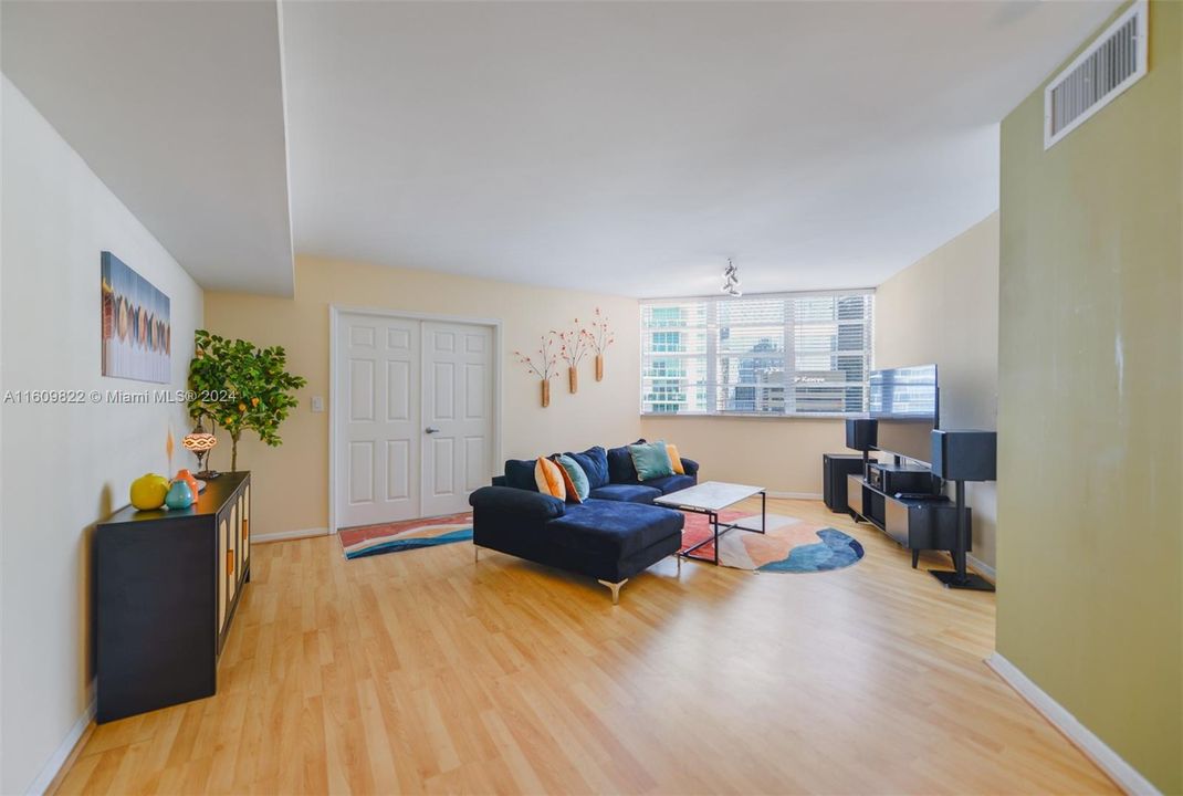 For Rent: $3,195 (2 beds, 2 baths, 1101 Square Feet)