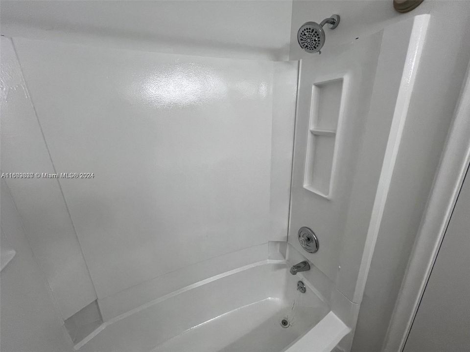 For Rent: $1,650 (1 beds, 1 baths, 606 Square Feet)