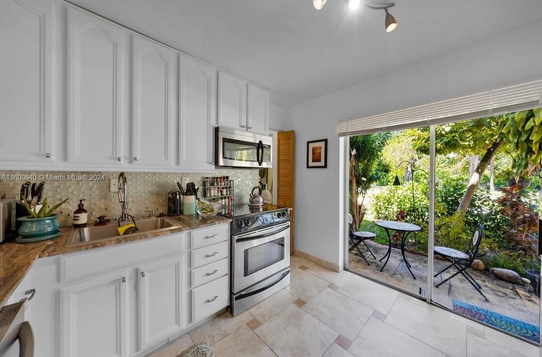 For Sale: $380,000 (2 beds, 1 baths, 954 Square Feet)