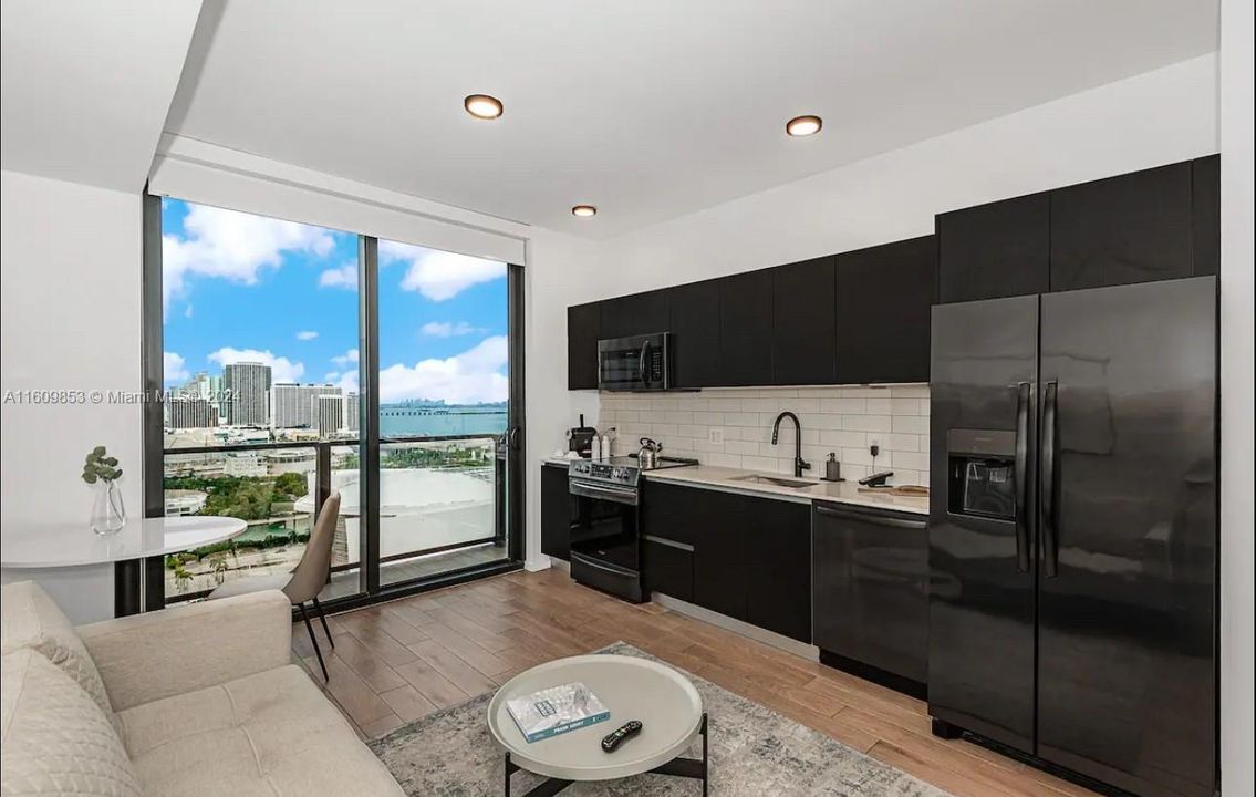 For Sale: $671,000 (1 beds, 1 baths, 443 Square Feet)