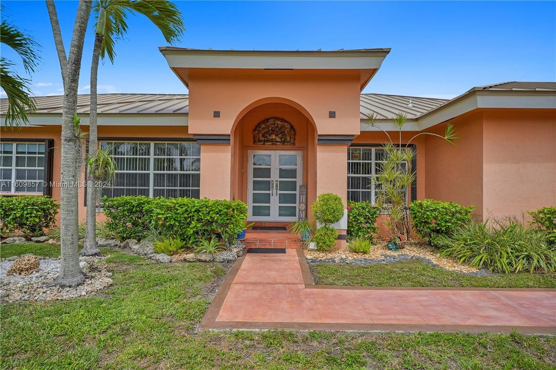 Recently Sold: $865,000 (4 beds, 2 baths, 2536 Square Feet)