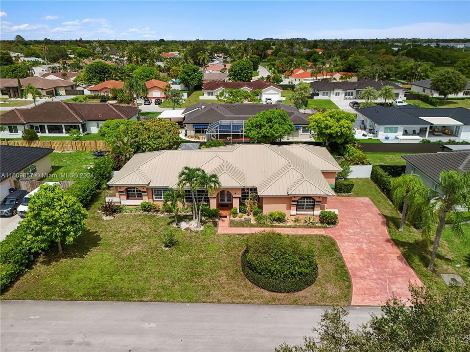 For Sale: $865,000 (4 beds, 2 baths, 2536 Square Feet)