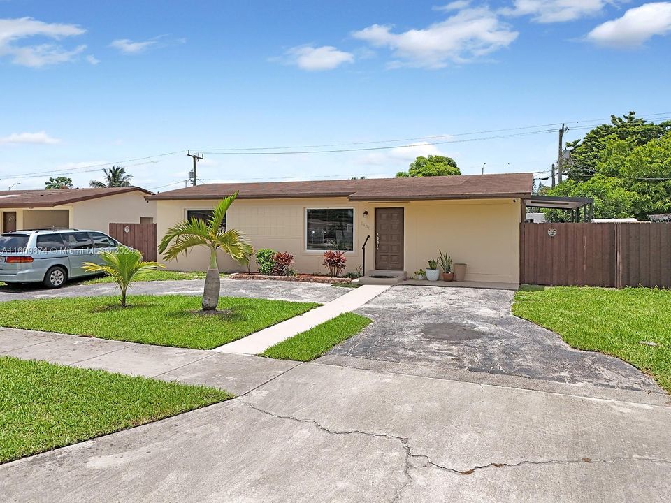 For Sale: $559,000 (3 beds, 2 baths, 1012 Square Feet)