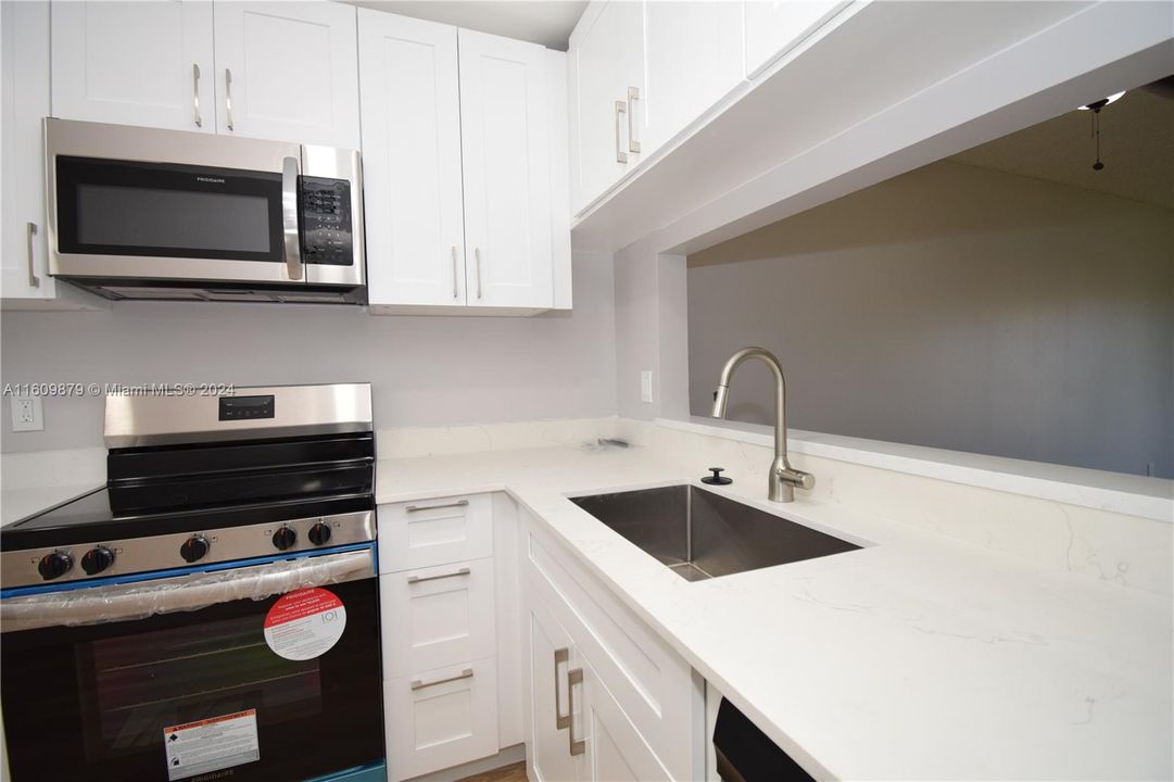 Active With Contract: $260,000 (2 beds, 2 baths, 857 Square Feet)