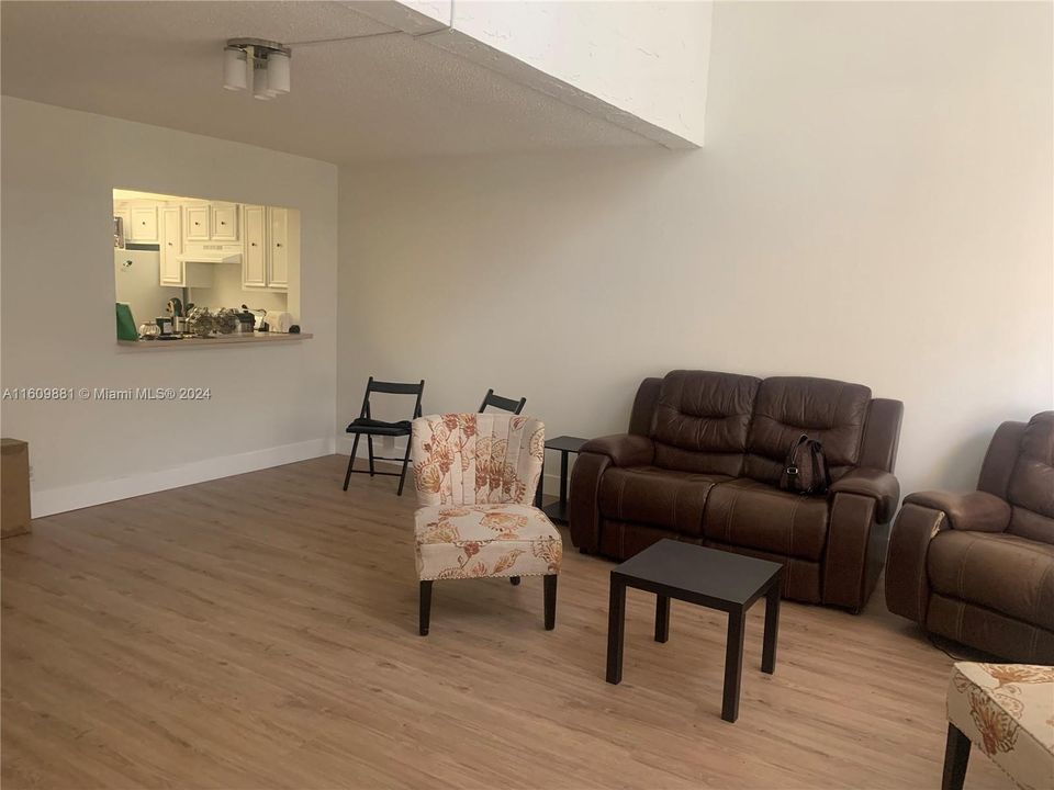 For Sale: $210,000 (1 beds, 1 baths, 943 Square Feet)