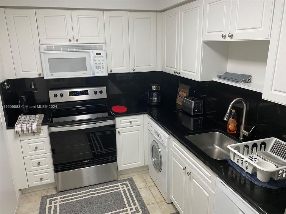 For Sale: $469,000 (1 beds, 1 baths, 835 Square Feet)