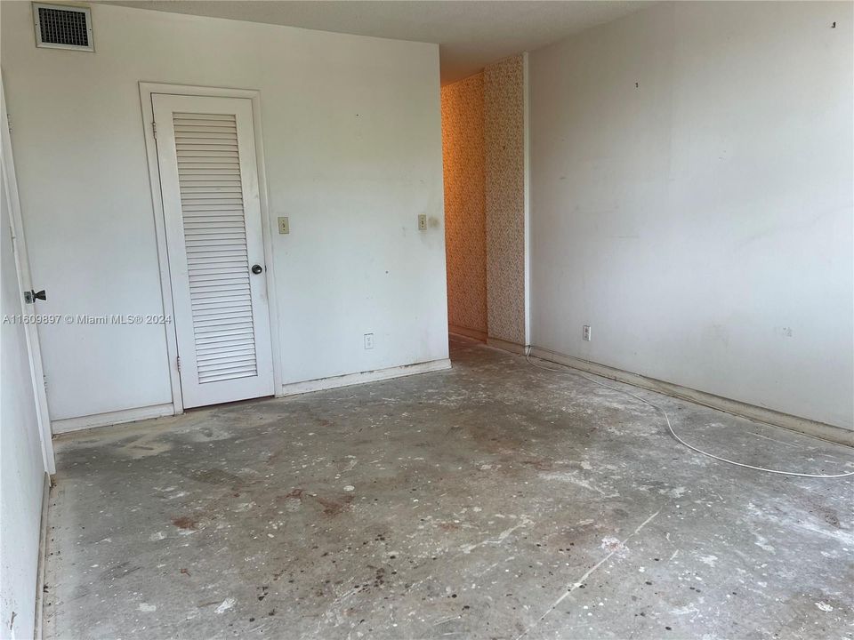 For Sale: $235,000 (1 beds, 1 baths, 850 Square Feet)
