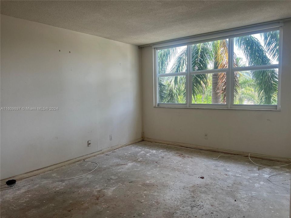 For Sale: $235,000 (1 beds, 1 baths, 850 Square Feet)