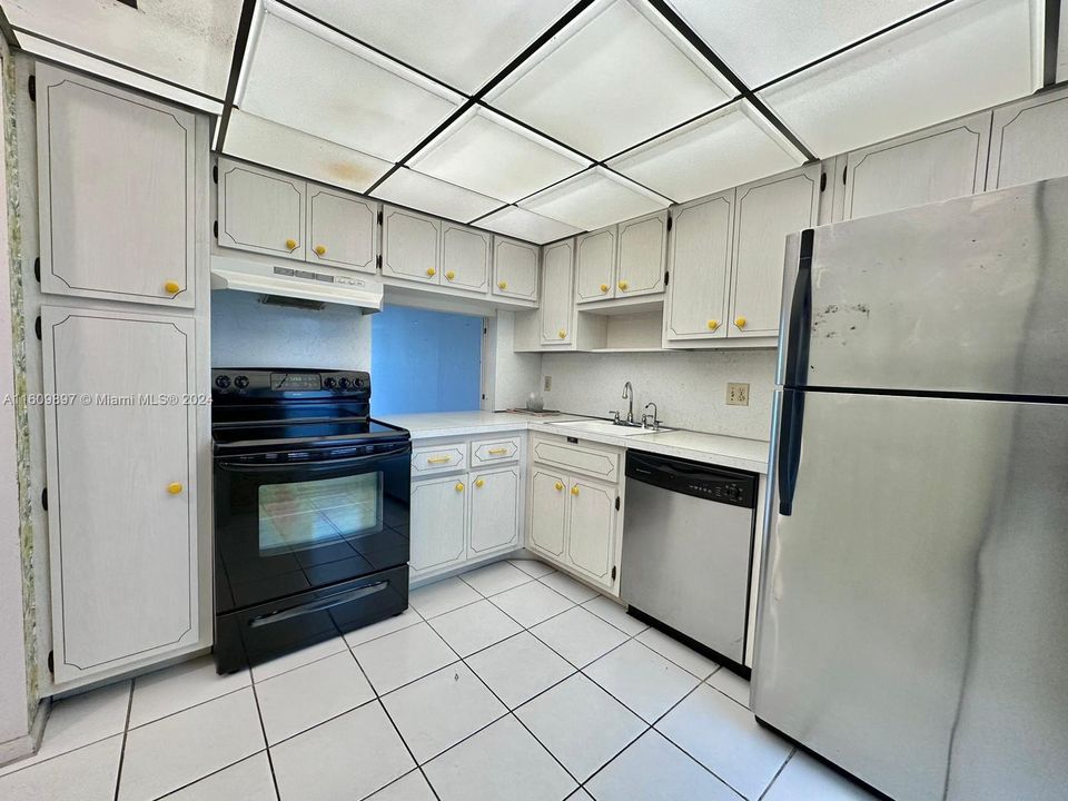 For Sale: $235,000 (1 beds, 1 baths, 850 Square Feet)