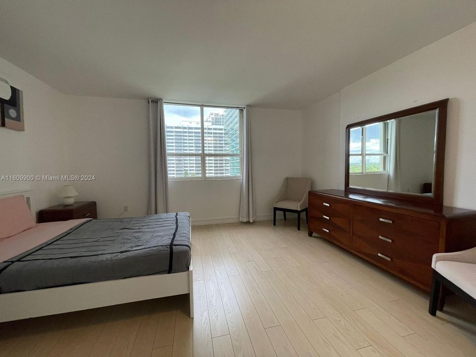 For Rent: $3,850 (2 beds, 2 baths, 1306 Square Feet)