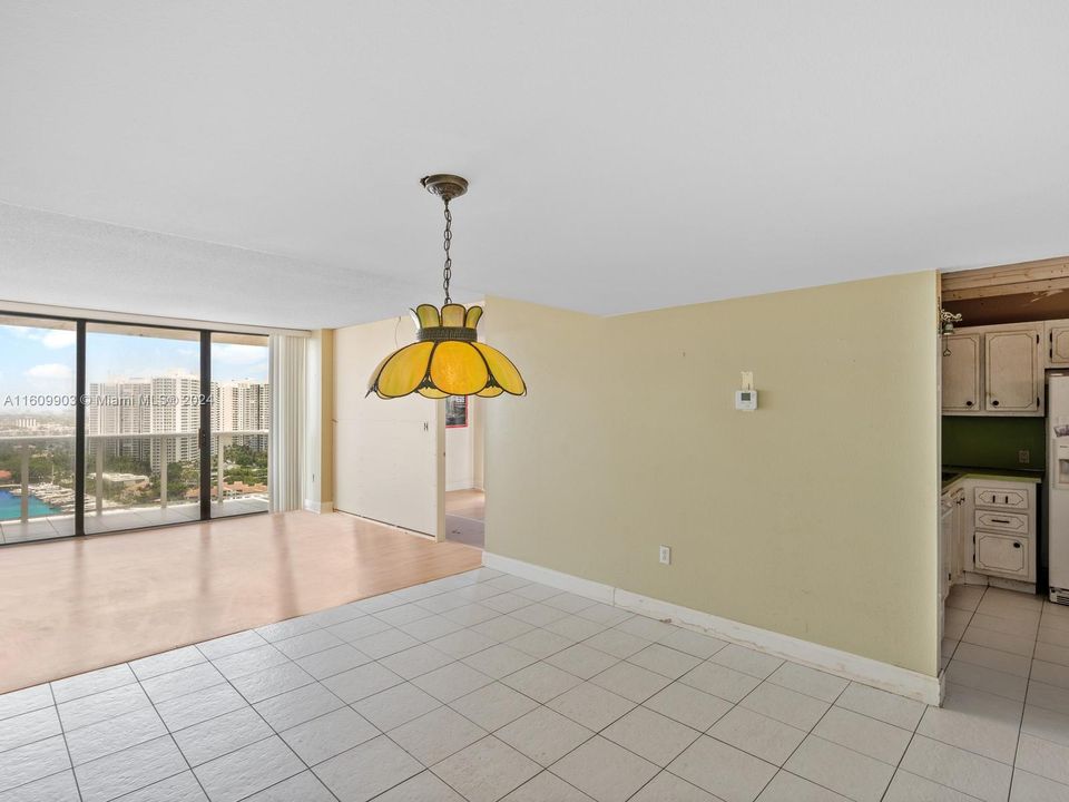 For Sale: $329,000 (2 beds, 2 baths, 972 Square Feet)