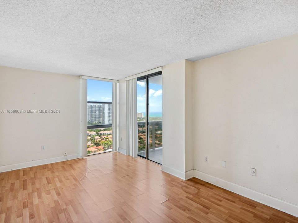 For Sale: $340,000 (2 beds, 2 baths, 972 Square Feet)