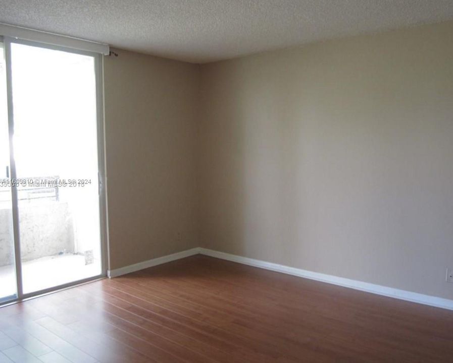 For Rent: $2,300 (2 beds, 2 baths, 975 Square Feet)