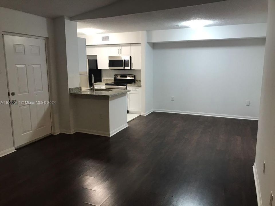 For Rent: $1,800 (1 beds, 1 baths, 684 Square Feet)