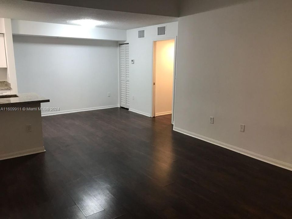 For Rent: $1,800 (1 beds, 1 baths, 684 Square Feet)