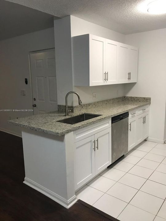 For Rent: $1,800 (1 beds, 1 baths, 684 Square Feet)