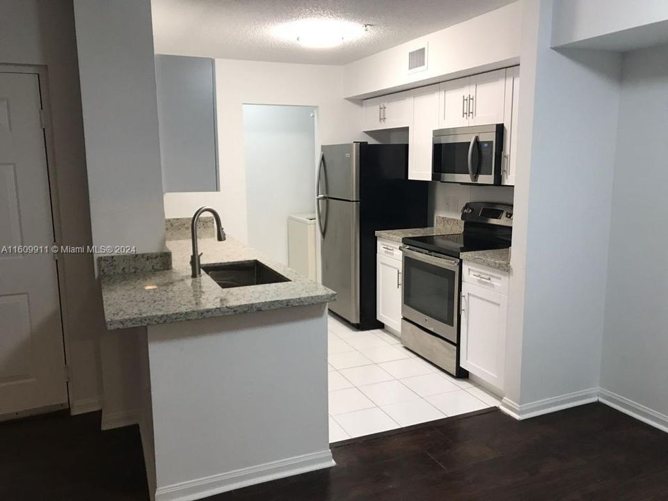 For Rent: $1,800 (1 beds, 1 baths, 684 Square Feet)