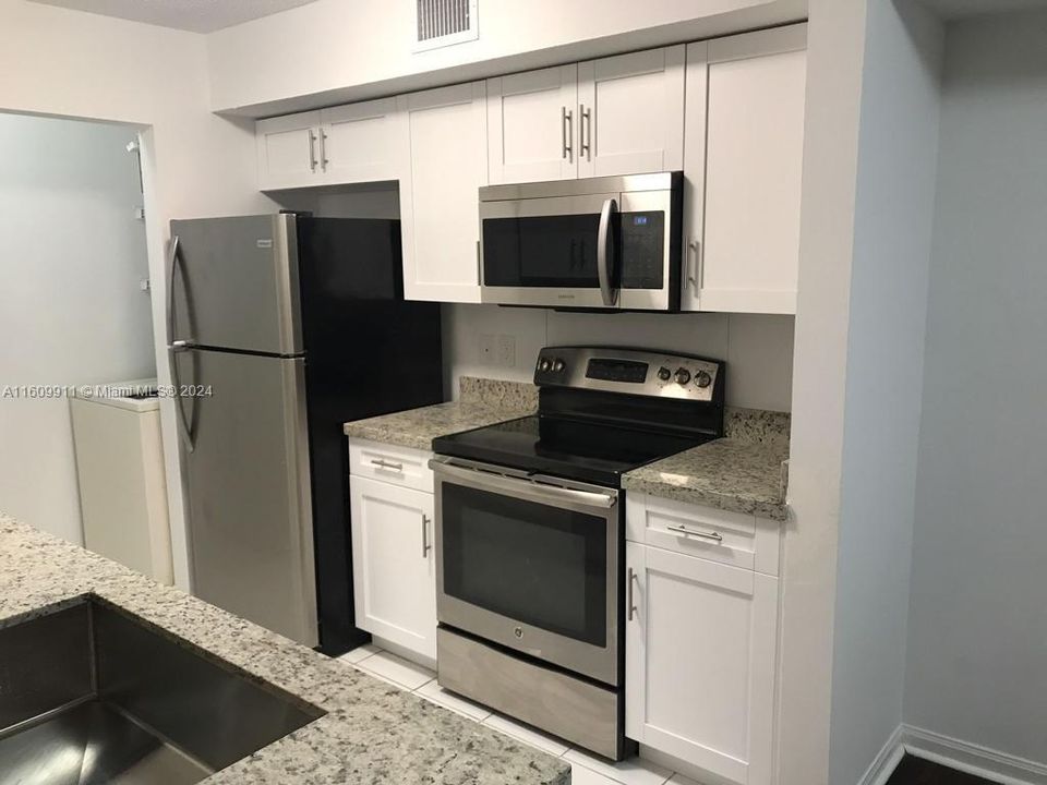 For Rent: $1,800 (1 beds, 1 baths, 684 Square Feet)