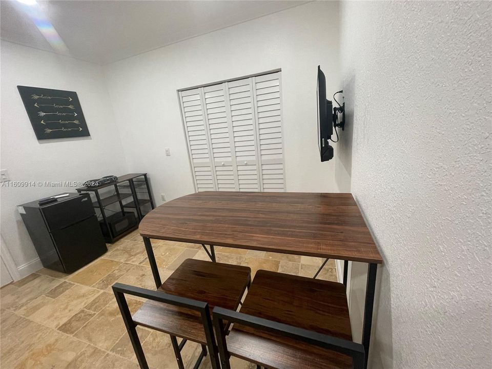 For Rent: $1,700 (1 beds, 1 baths, 2861 Square Feet)