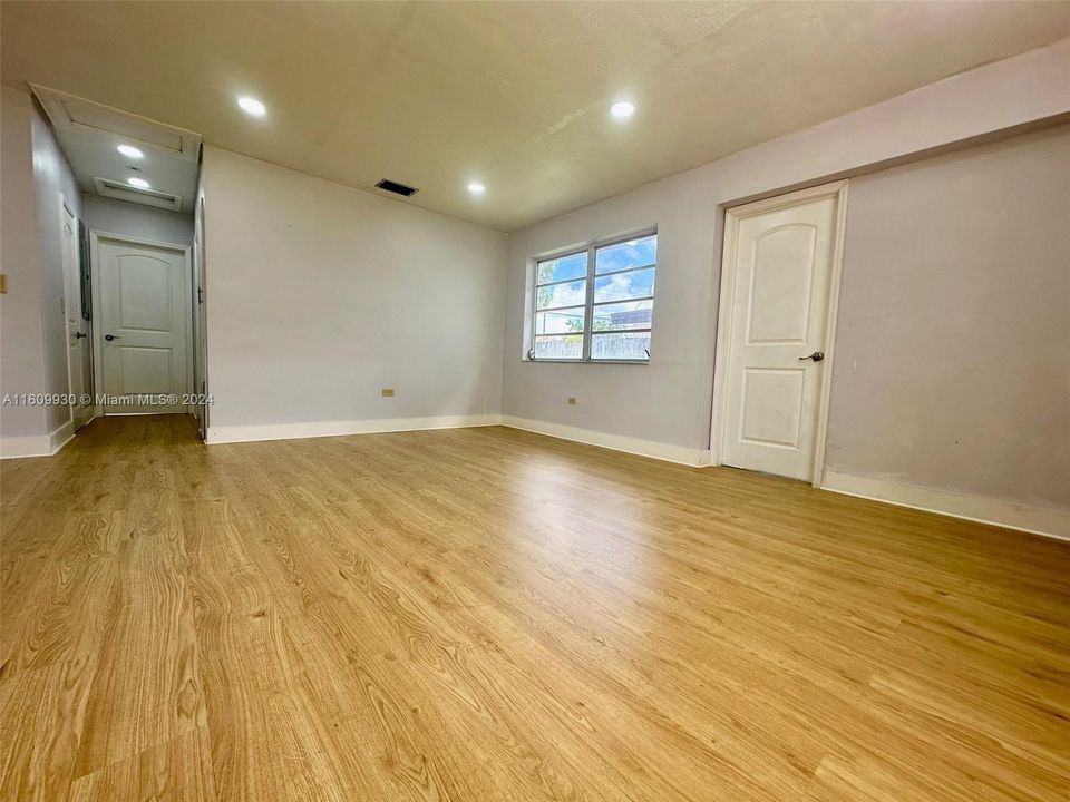 For Sale: $465,000 (3 beds, 1 baths, 1058 Square Feet)