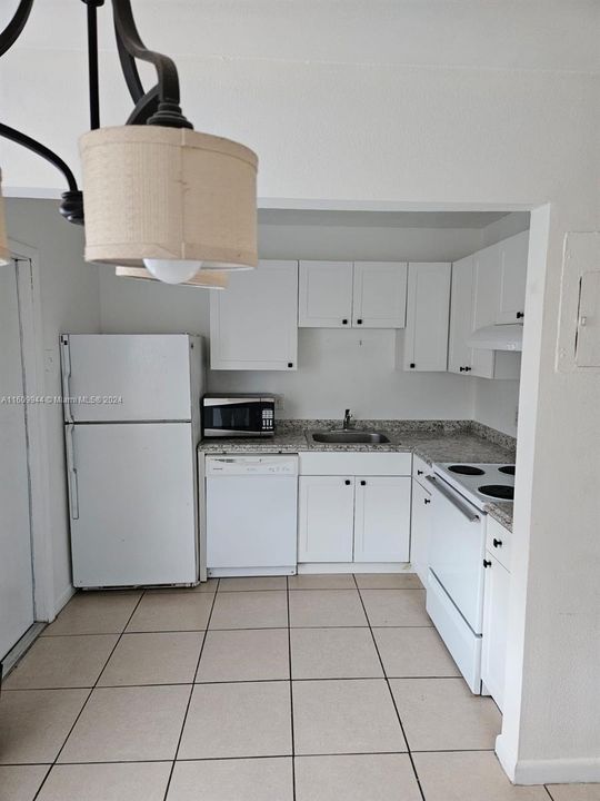 For Rent: $2,100 (2 beds, 1 baths, 938 Square Feet)