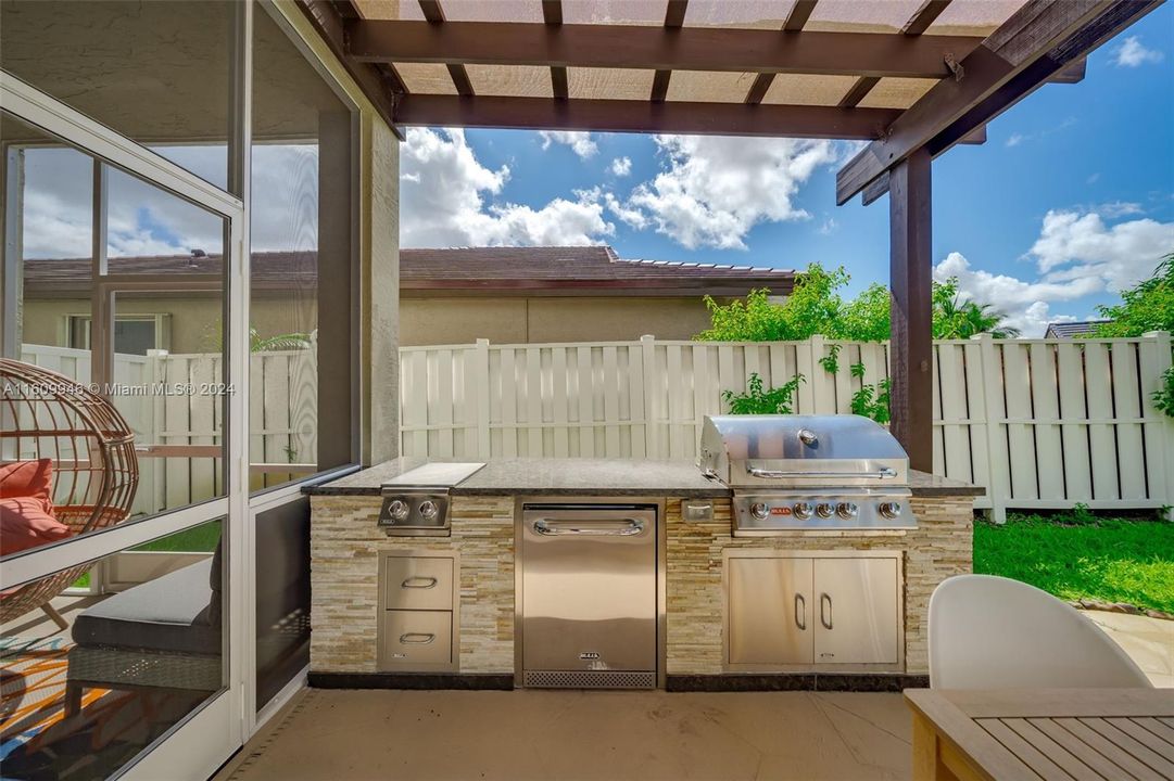 Outdoor Dining and Summer Kitchen