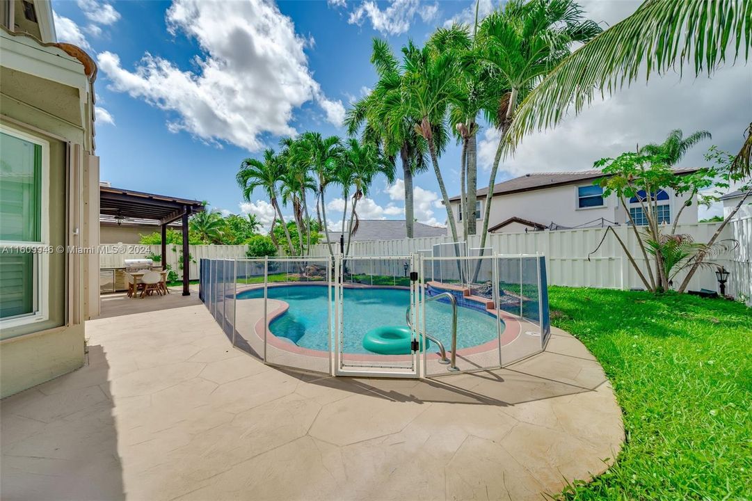 Outdoor Dining and Summer Kitchen