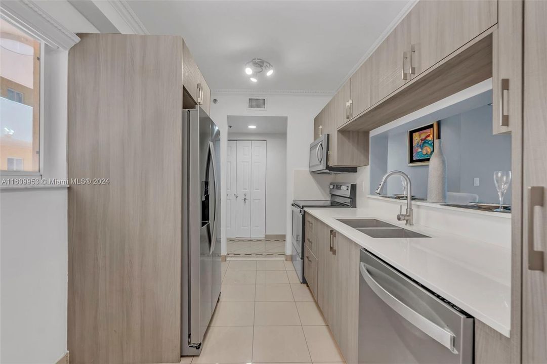 For Sale: $635,000 (2 beds, 2 baths, 1020 Square Feet)