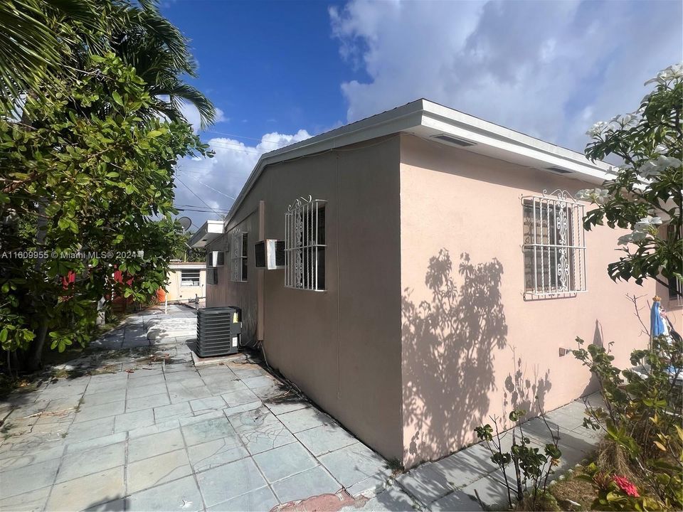 For Sale: $534,000 (4 beds, 2 baths, 1180 Square Feet)