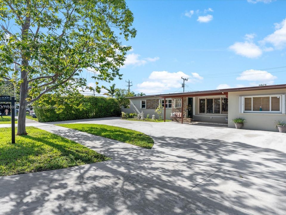 For Sale: $715,000 (3 beds, 2 baths, 1986 Square Feet)