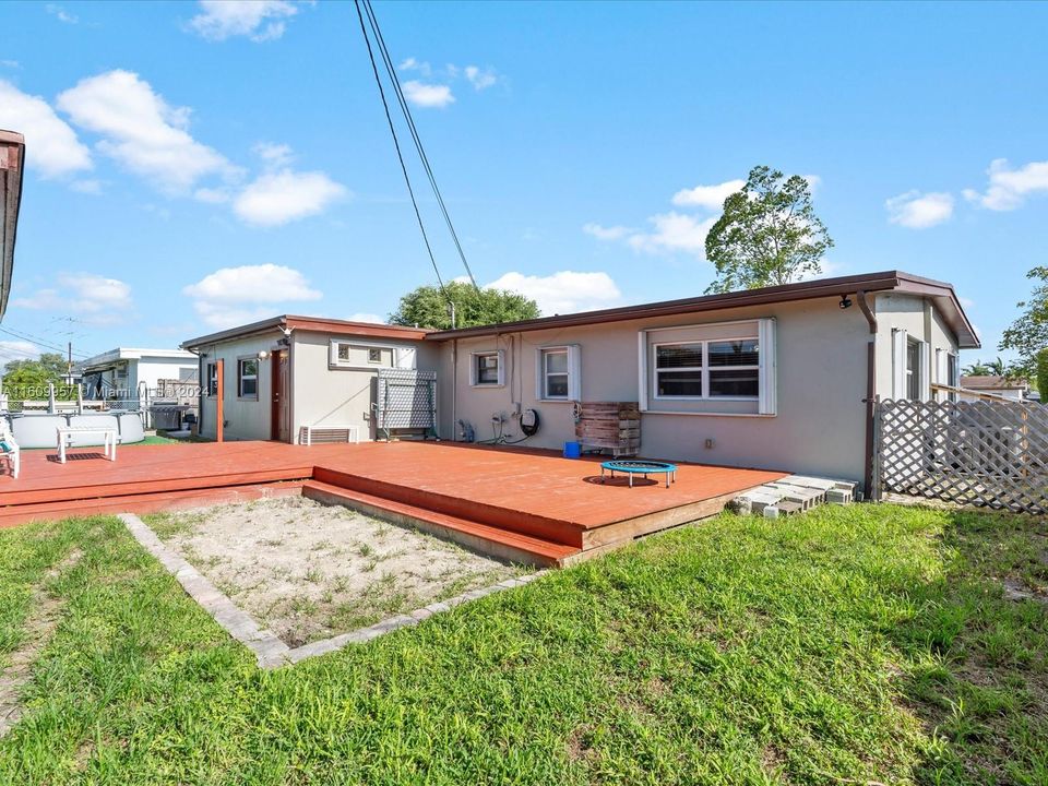 For Sale: $715,000 (3 beds, 2 baths, 1986 Square Feet)