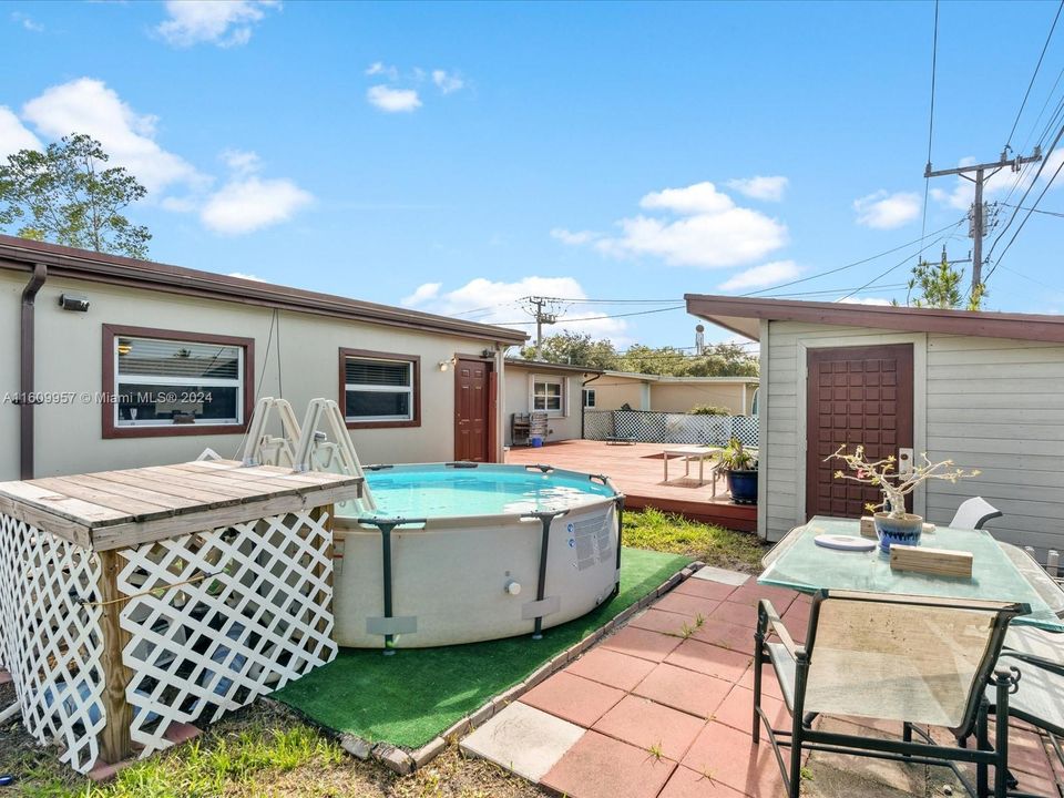 For Sale: $715,000 (3 beds, 2 baths, 1986 Square Feet)