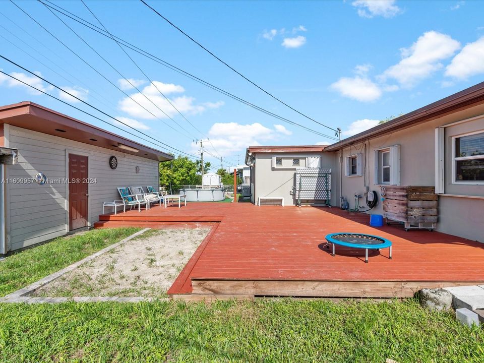 For Sale: $715,000 (3 beds, 2 baths, 1986 Square Feet)