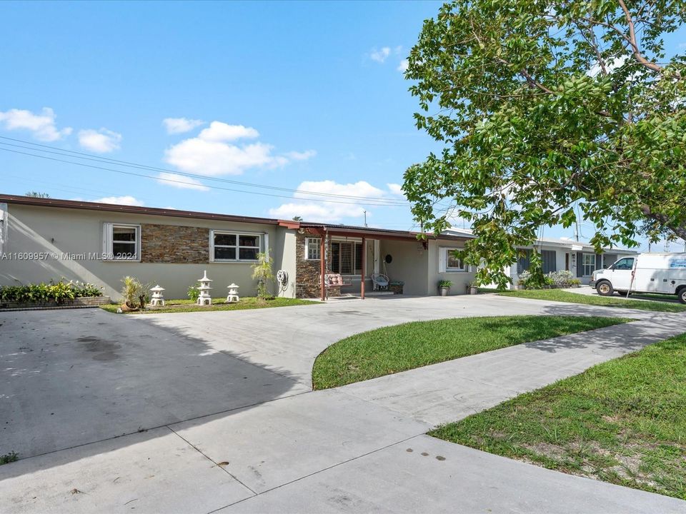 For Sale: $715,000 (3 beds, 2 baths, 1986 Square Feet)